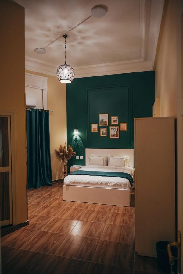 Hathor House Hostal *