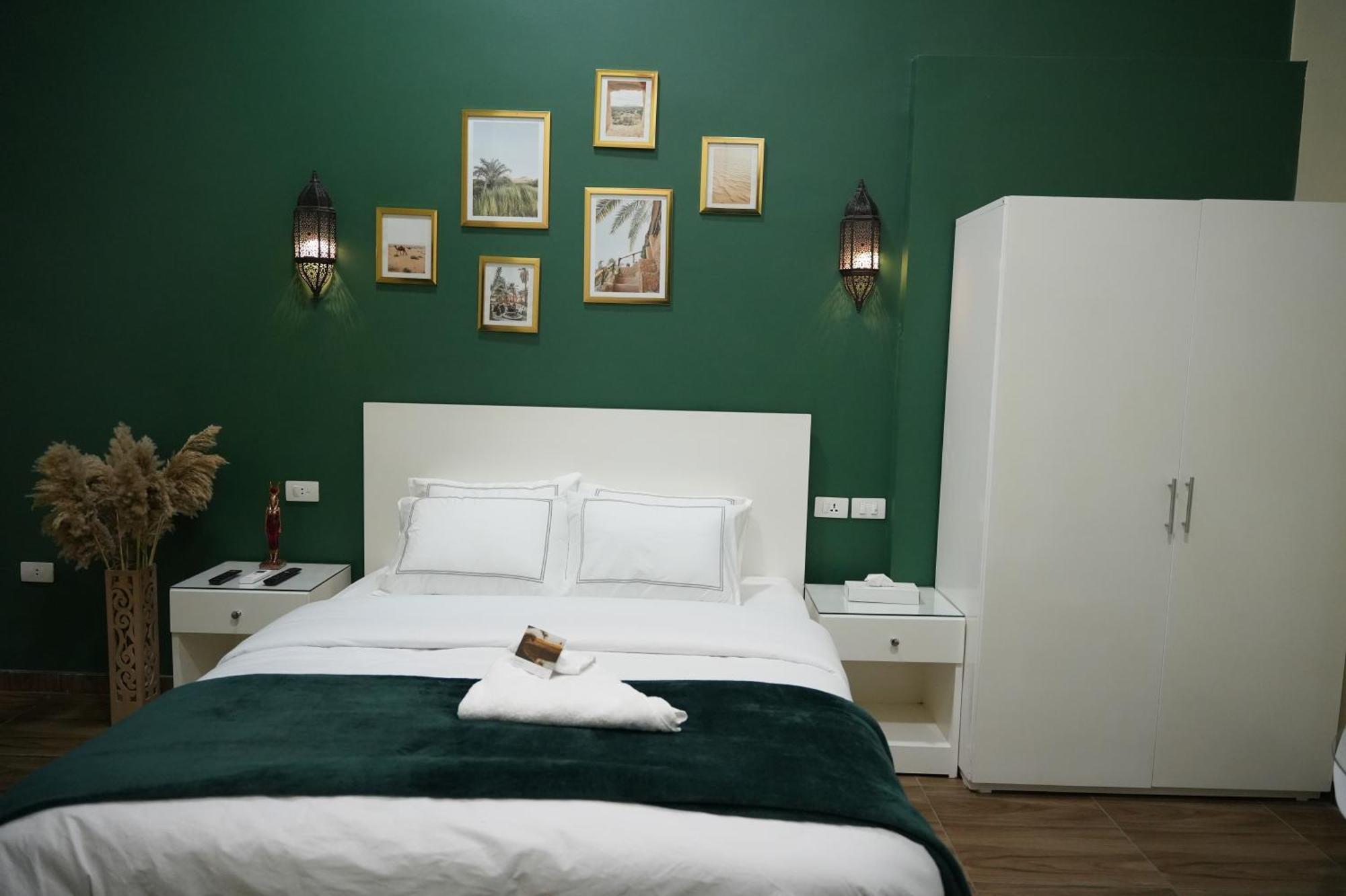 Hathor House Хостел